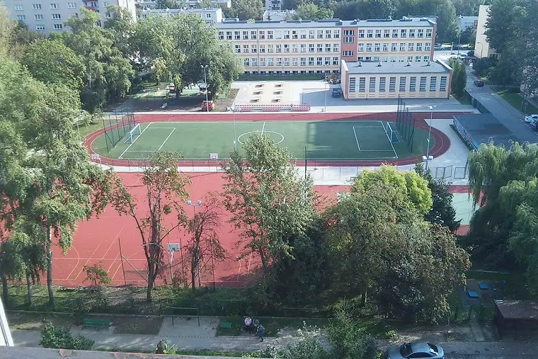 比赛中一方球员在密集防守中传递实拍（进入禁区与传中质量）