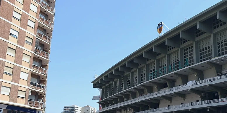 清晨训练基地宿舍与球场实拍(文化与训练并重)
